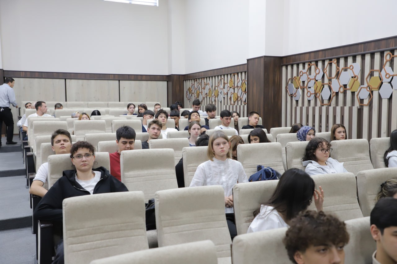 Kuizhanova Oidinoy Ravshanovna giving a lecture