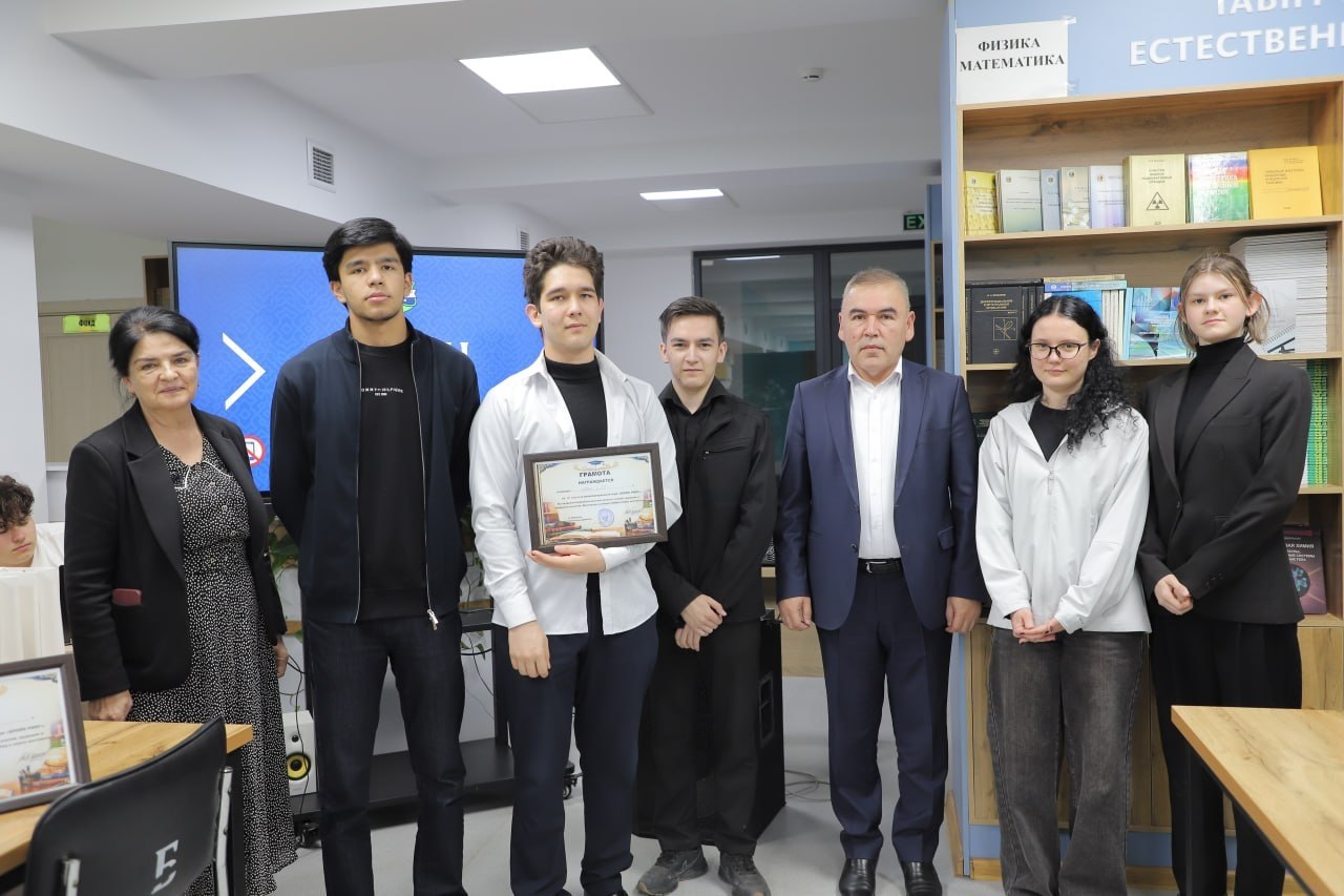 Students of the MUCTR Branch and UWED at the competition tables